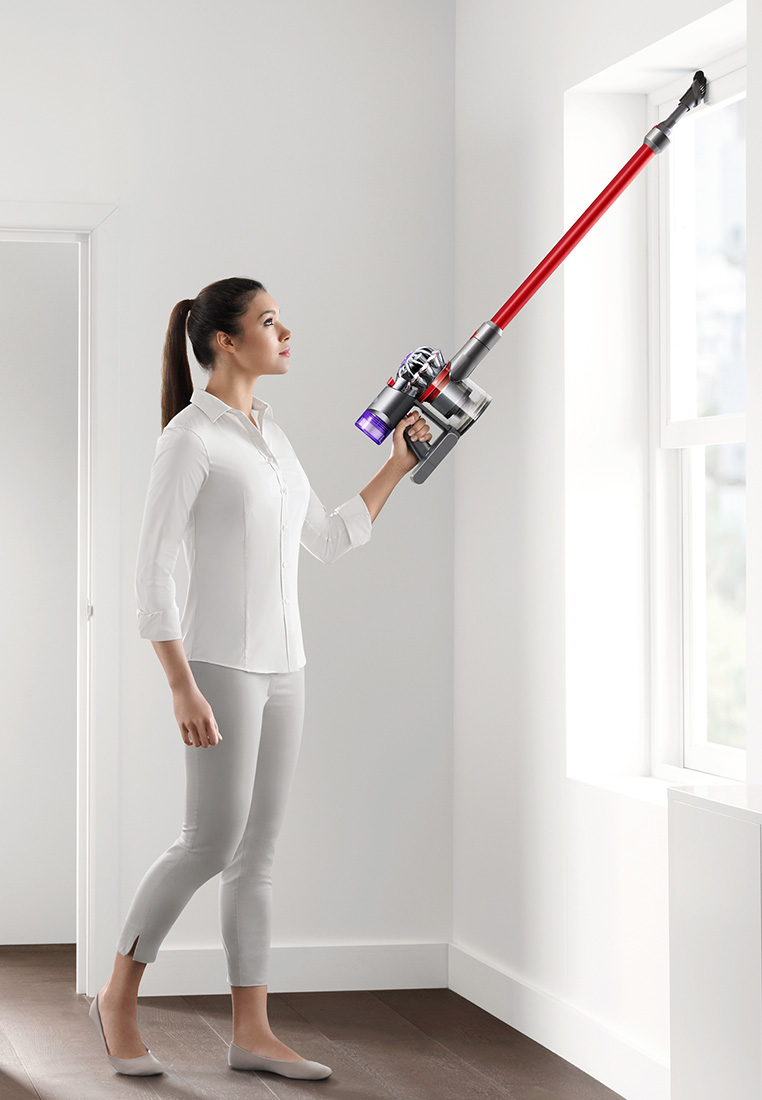 Dyson V8 Slim Fluffy ™ Cordless Vacuum Cleaner | 4-in-1 with dock | 40 Mins Runtime | Soft Roller Head